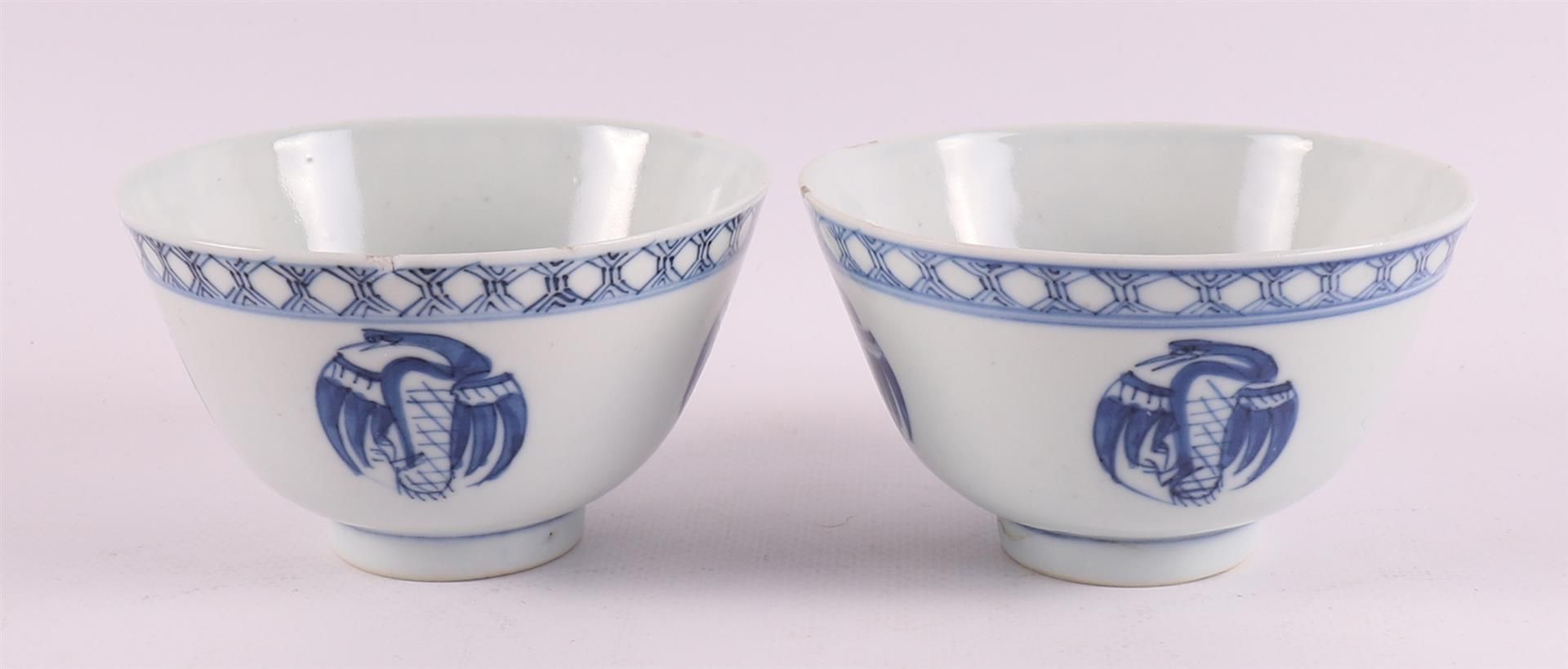A pair of blue/white porcelain bowls on a stand, China, early 20th century. - Image 5 of 8