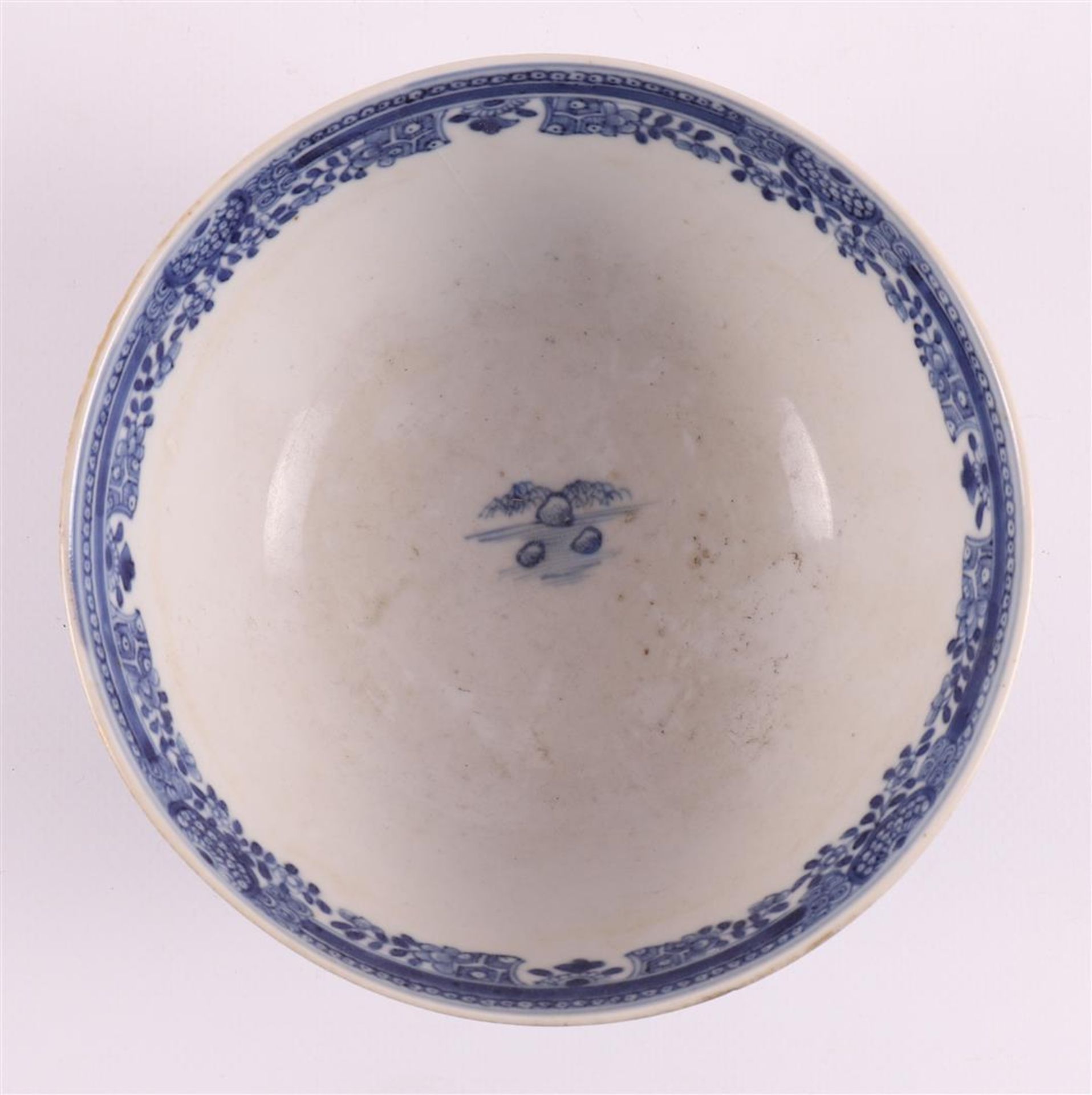 A lot of various Chinese porcelain bowls, China, 18th century - Image 15 of 25
