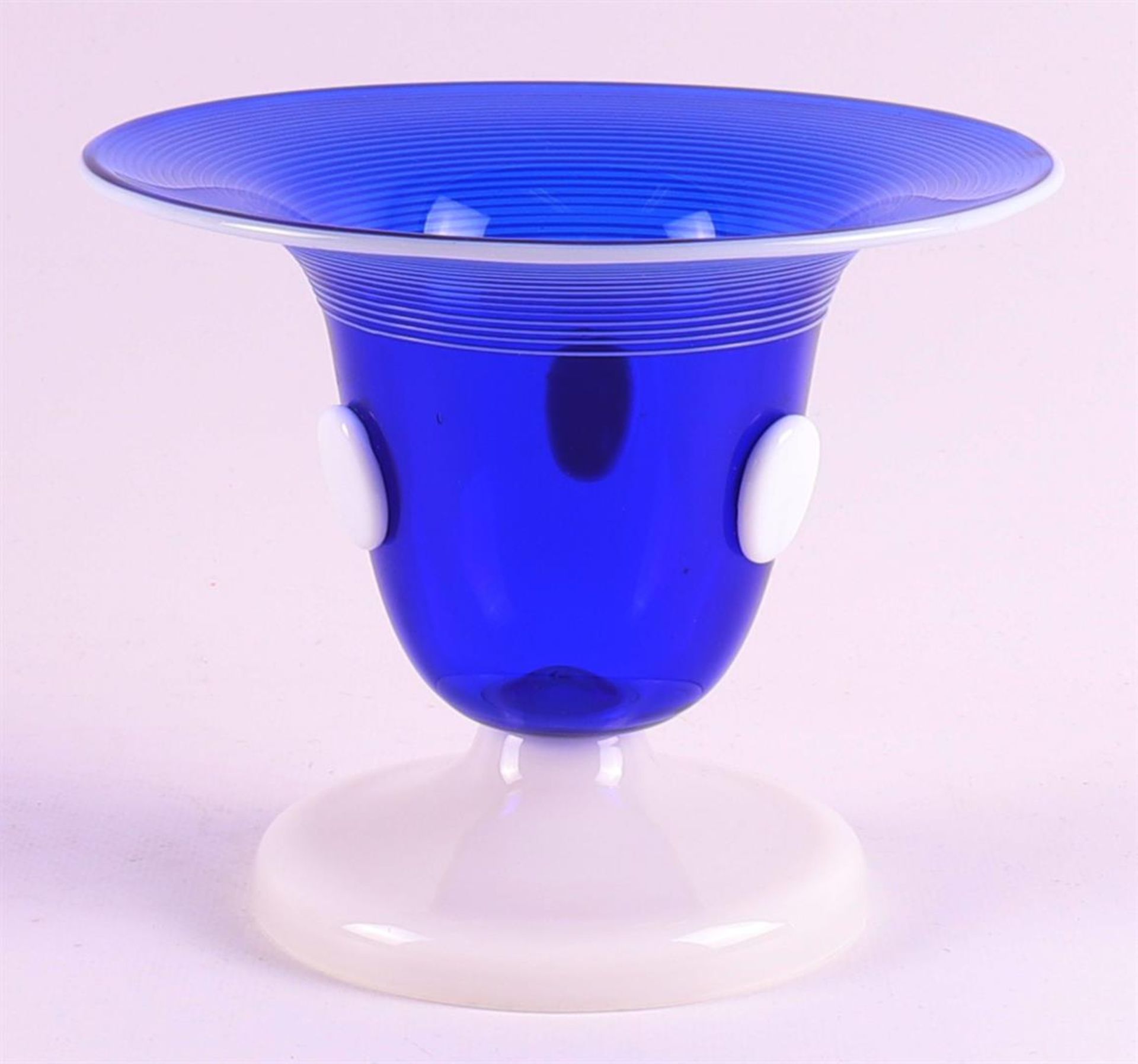 A blue glass vase with white overlay, Loetz Witwe Klostermuehle, 1910-1930. - Image 2 of 4