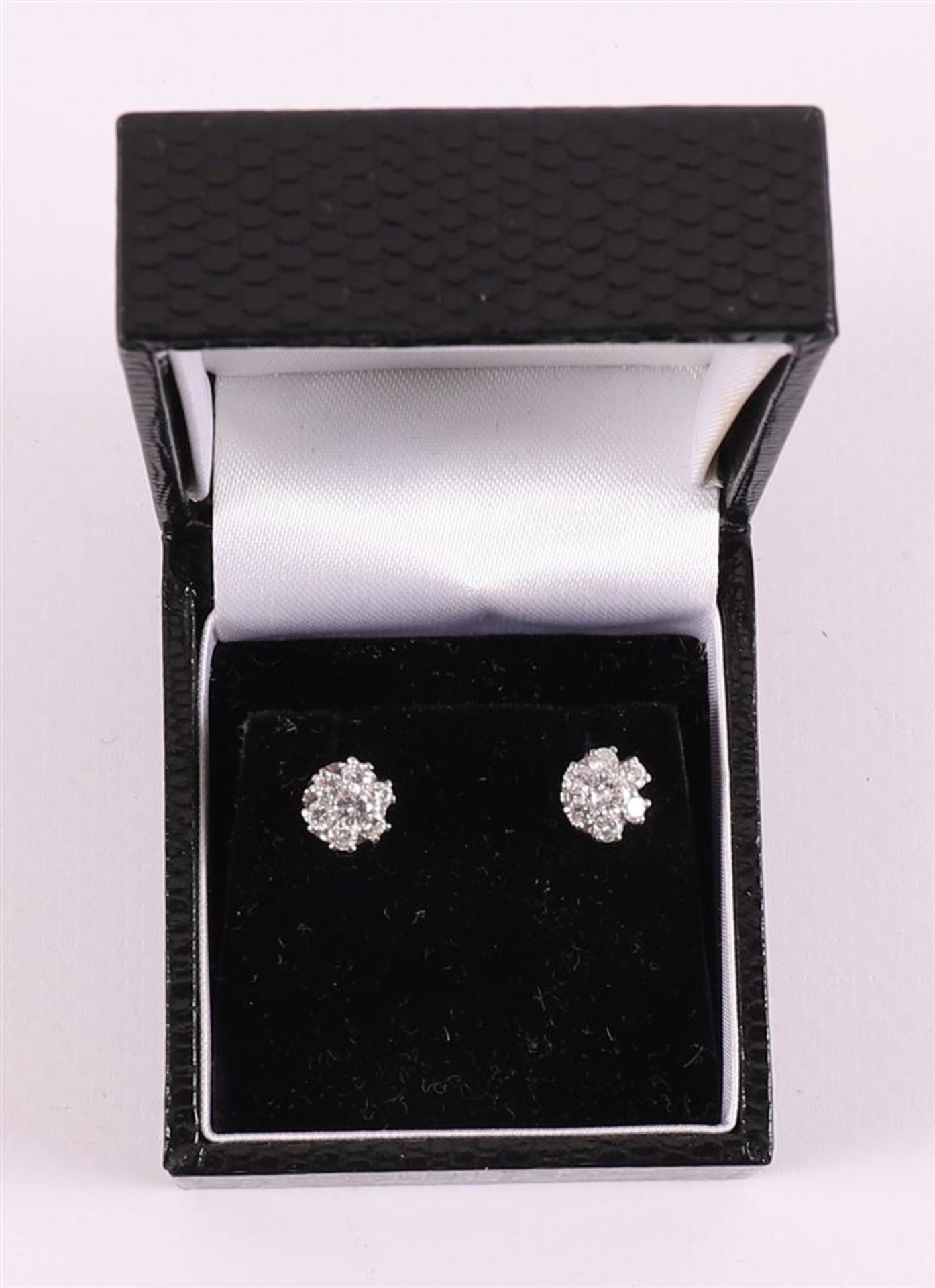 A pair of 18 kt 750/1000 white gold stud earrings, set with 14 diamonds. - Image 2 of 3