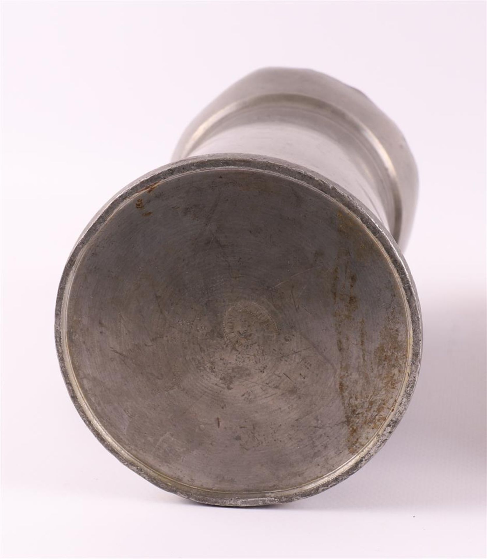 Two blank pewter one liter measuring jugs with flap lid, Holland 19th century. - Image 7 of 7