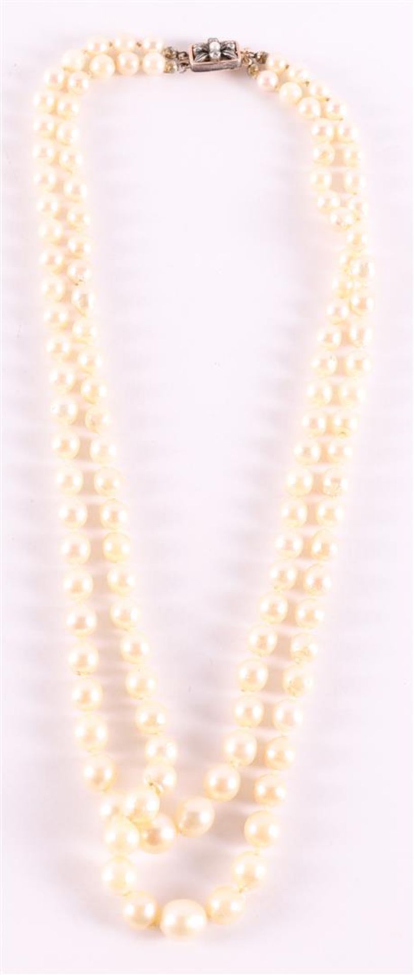 A 2-row pearl necklace and an 18 kt gold clasp with a pearl and 4 diamonds.