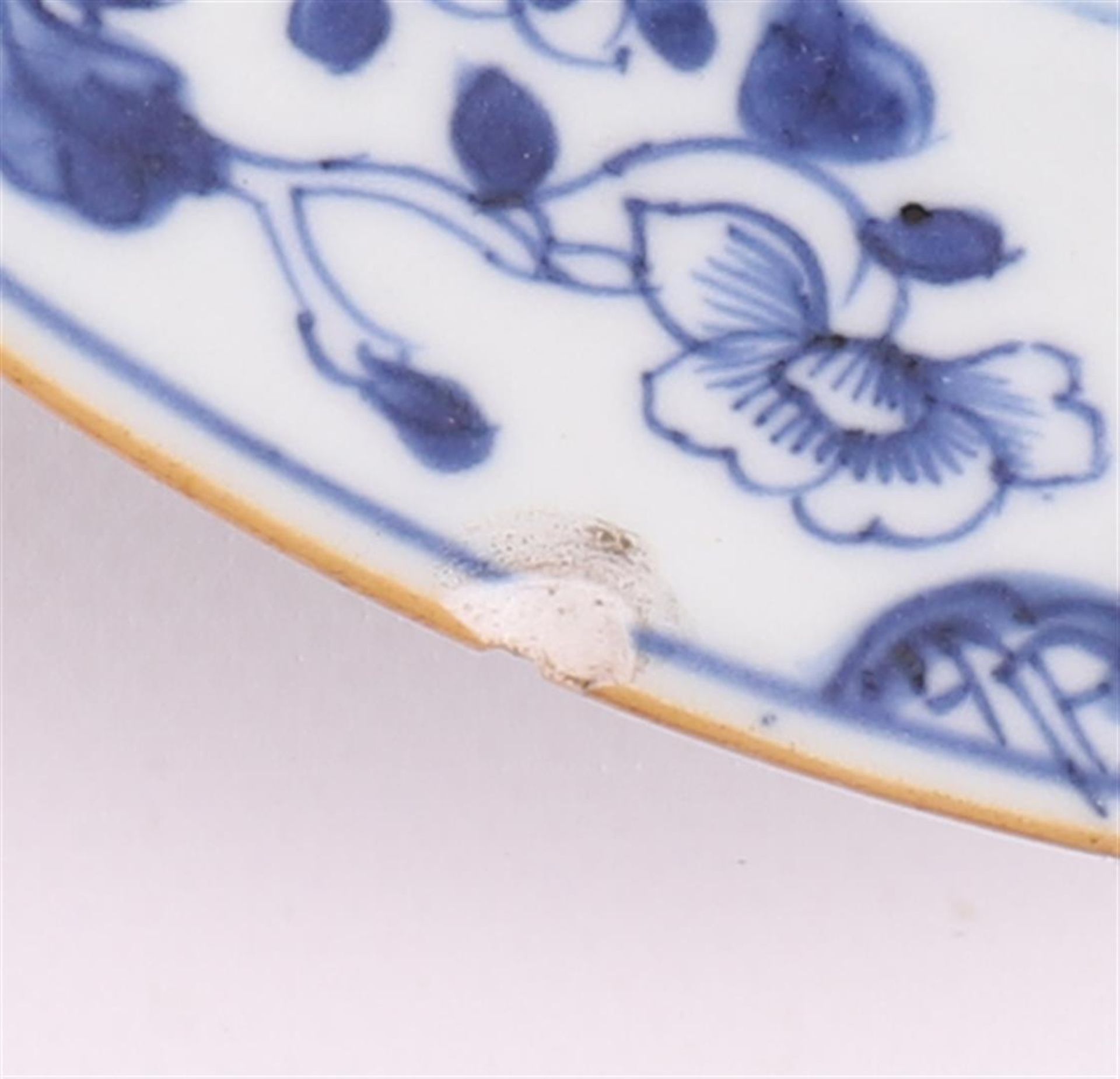 Four various blue/white porcelain plates, China, Qianlong, 18th century. - Bild 5 aus 14