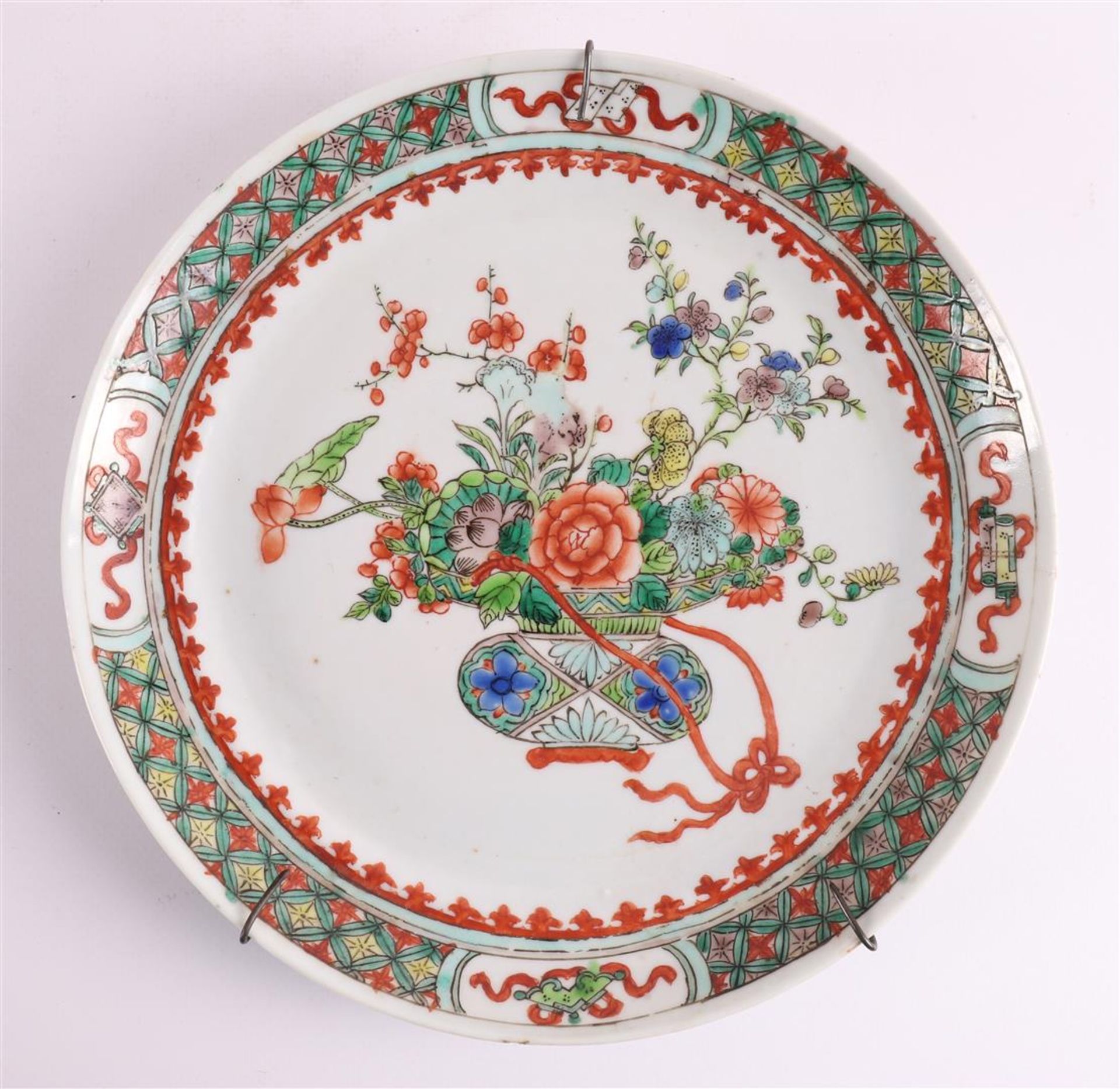 A porcelain famille verte porcelain plate, China, 19th century. - Image 2 of 3