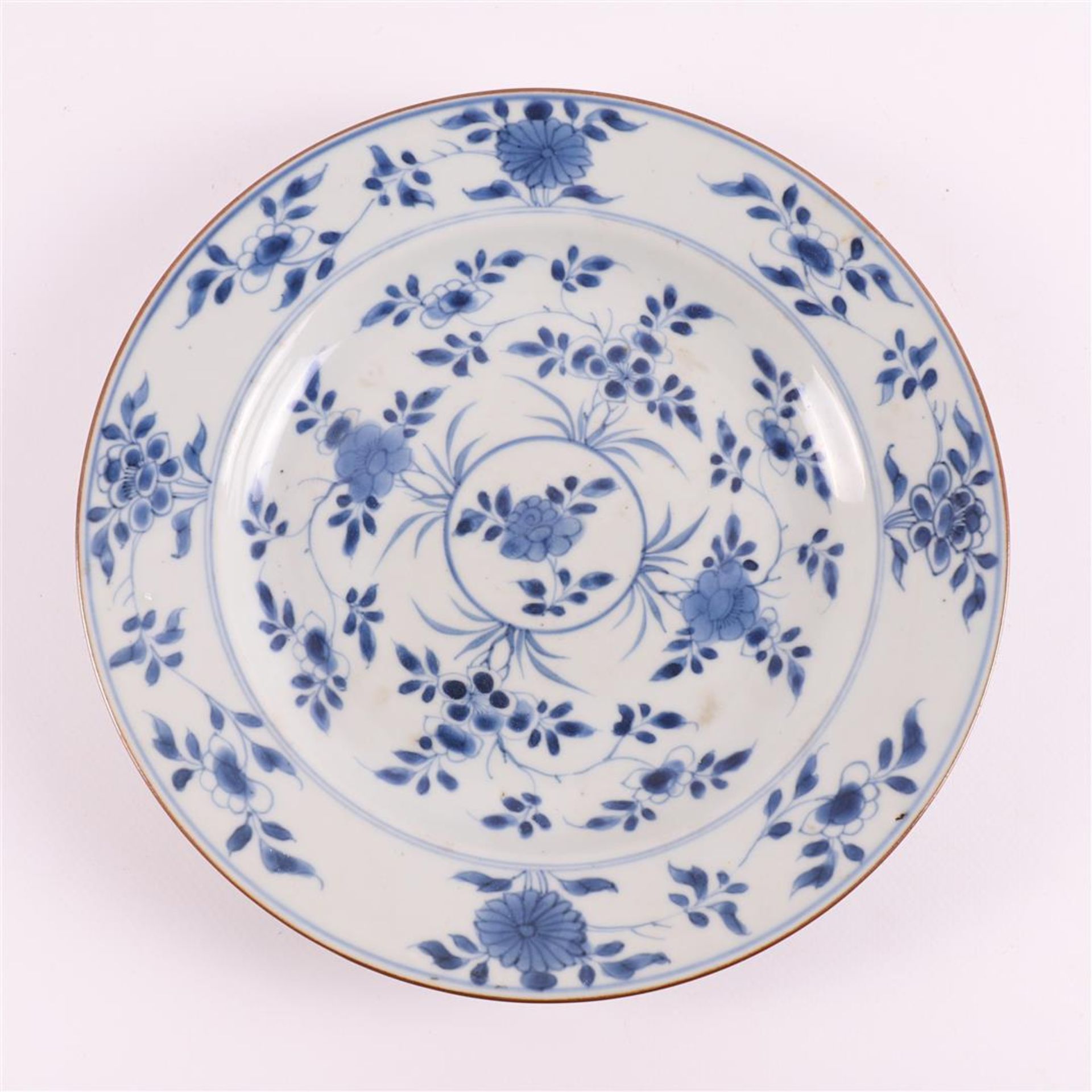 Four various blue/white porcelain plates, China, Qianlong, 18th century. - Bild 12 aus 14