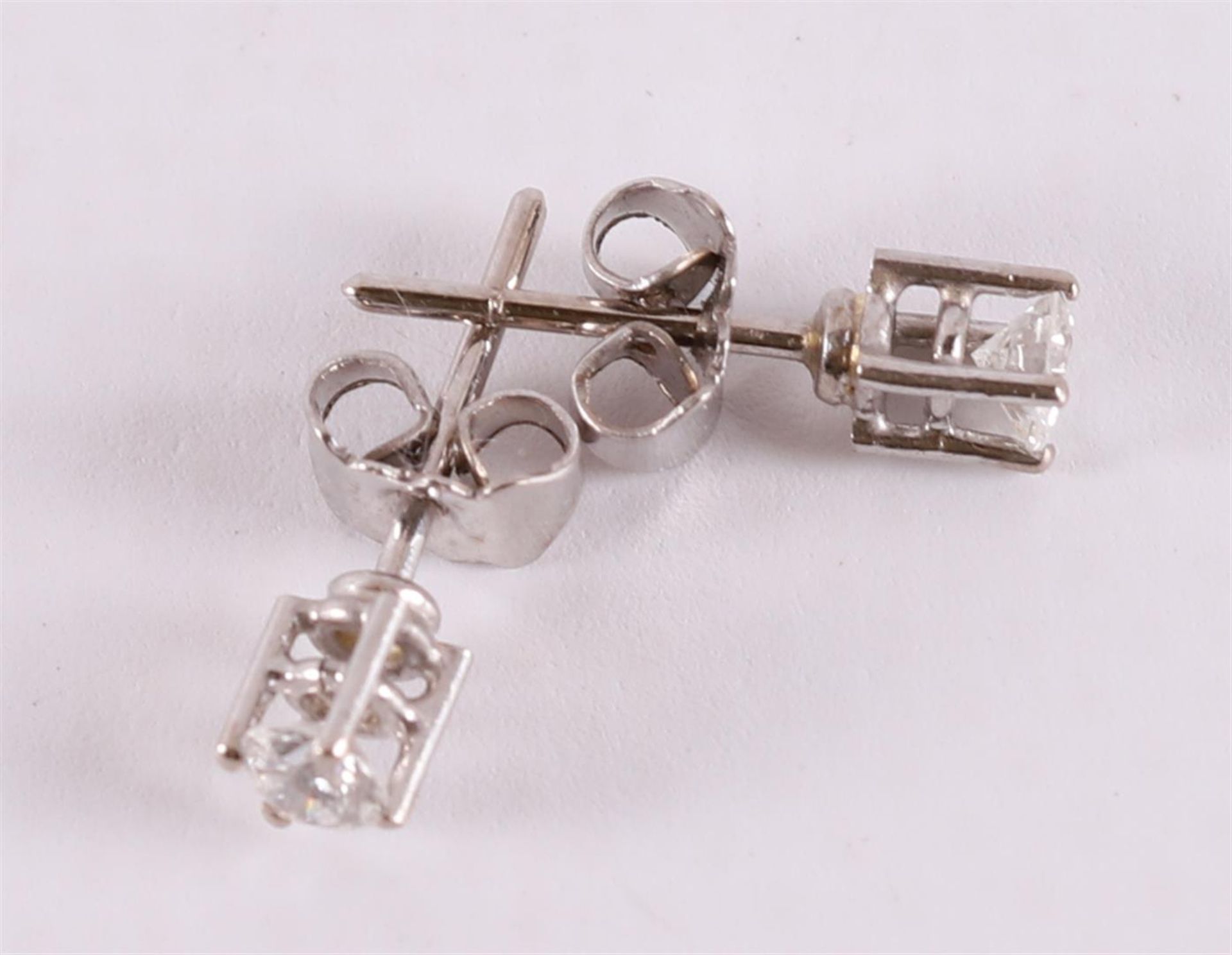 A pair of 18 kt white gold stud earrings with 2 diamonds of 0.17 crt H-VS each. - Image 2 of 2