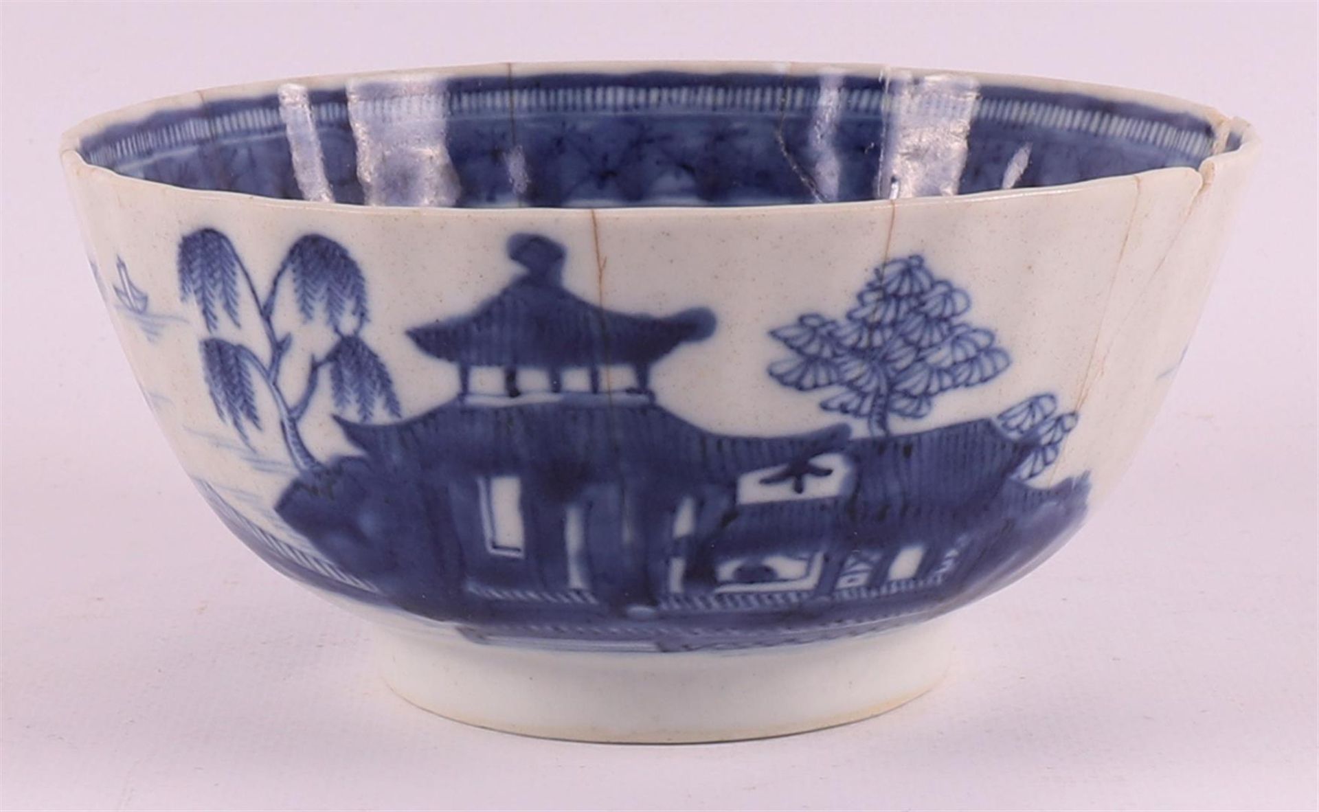 A lot of various Chinese porcelain bowls, China, 18th century - Image 17 of 25