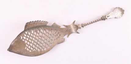 A second grade 835/1000 silver fish scoop, 19th century.