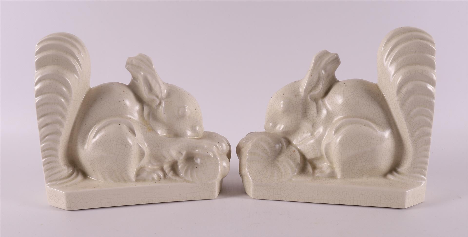 A pair of earthenware Art Deco bookends in the shape of squirrels, France, - Bild 3 aus 5