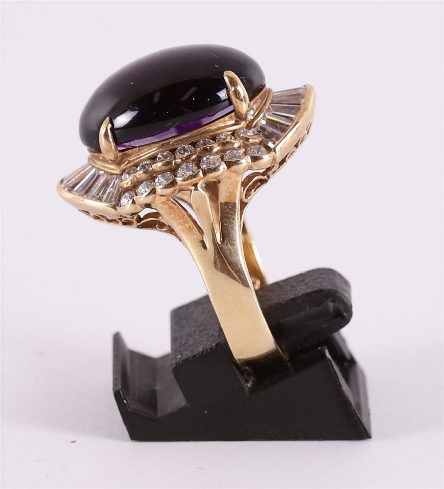 A 14 kt gold ring with a cabochon cut amethyst. - Image 2 of 2