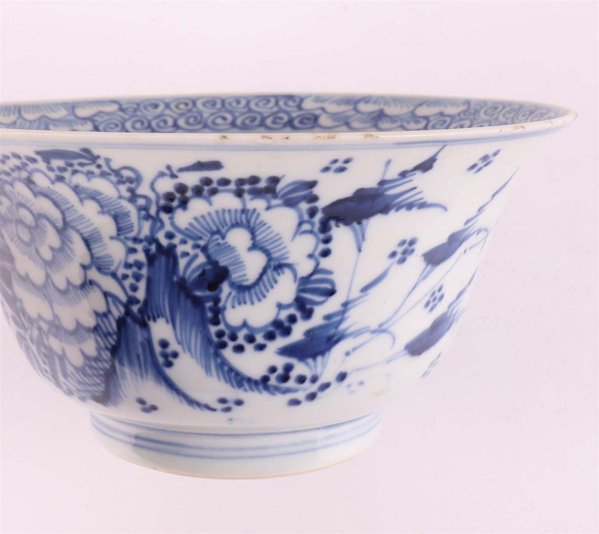 A blue/white porcelain bowl on stand ring, China, Kangxi style, 19th century. - Bild 7 aus 12