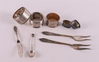 A lot of various silver, including forks and napkin rings, totaling 203 grams.