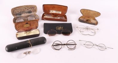 Glasses with 14 kt 585/1000 gold frame, 1st half of the 20th century.