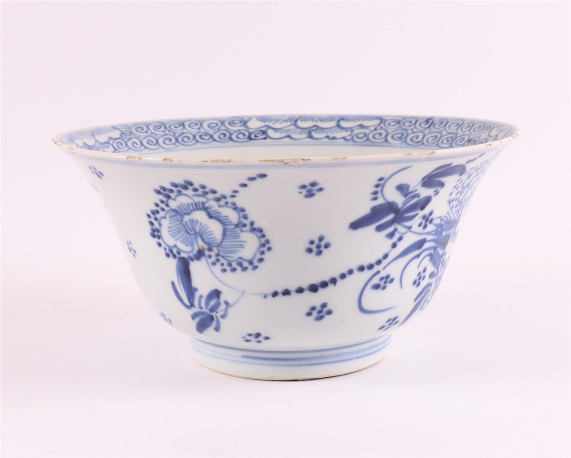 A blue/white porcelain bowl on stand ring, China, Kangxi style, 19th century. - Bild 4 aus 12