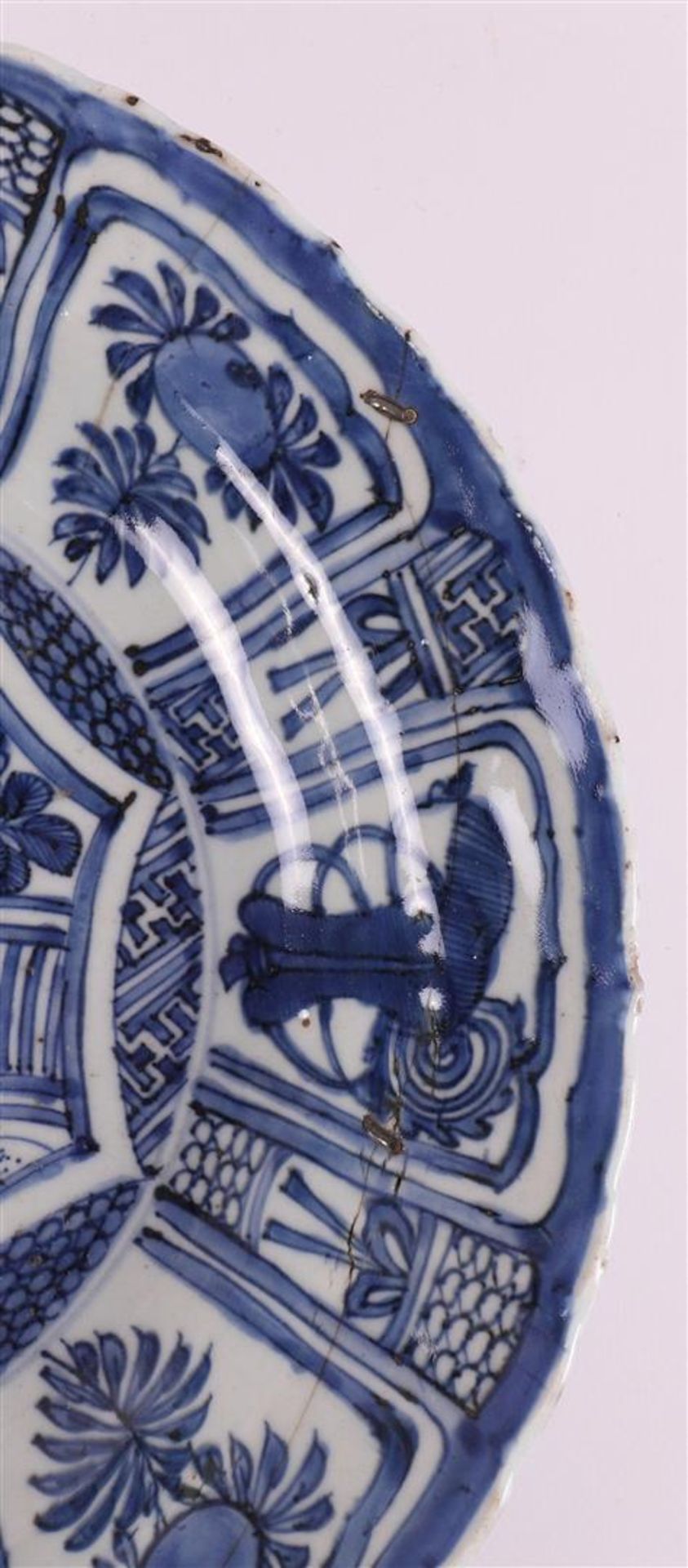 A blue/white porcelain 'kraak' dish, China, Wanli, around 1600. - Image 4 of 10