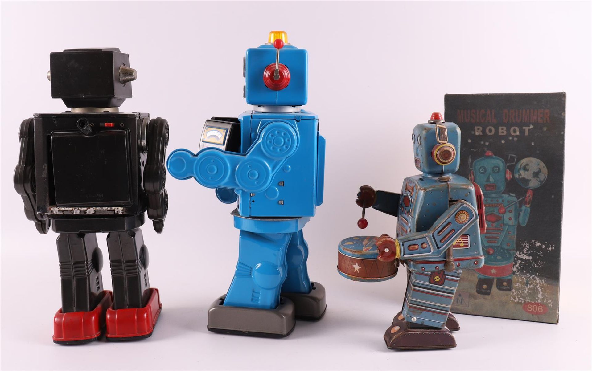 Four various toy robots, including in original box, including from the 70s. - Image 2 of 5