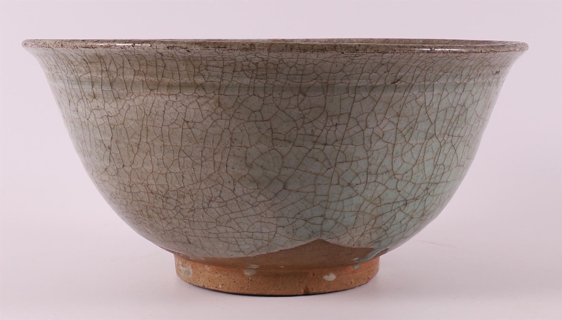 A celadon-glazed stoneware bowl, China, Song Dynasty (960-1279). - Image 4 of 7