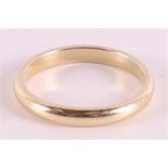 A 14 kt 585/1000 gold wedding ring.