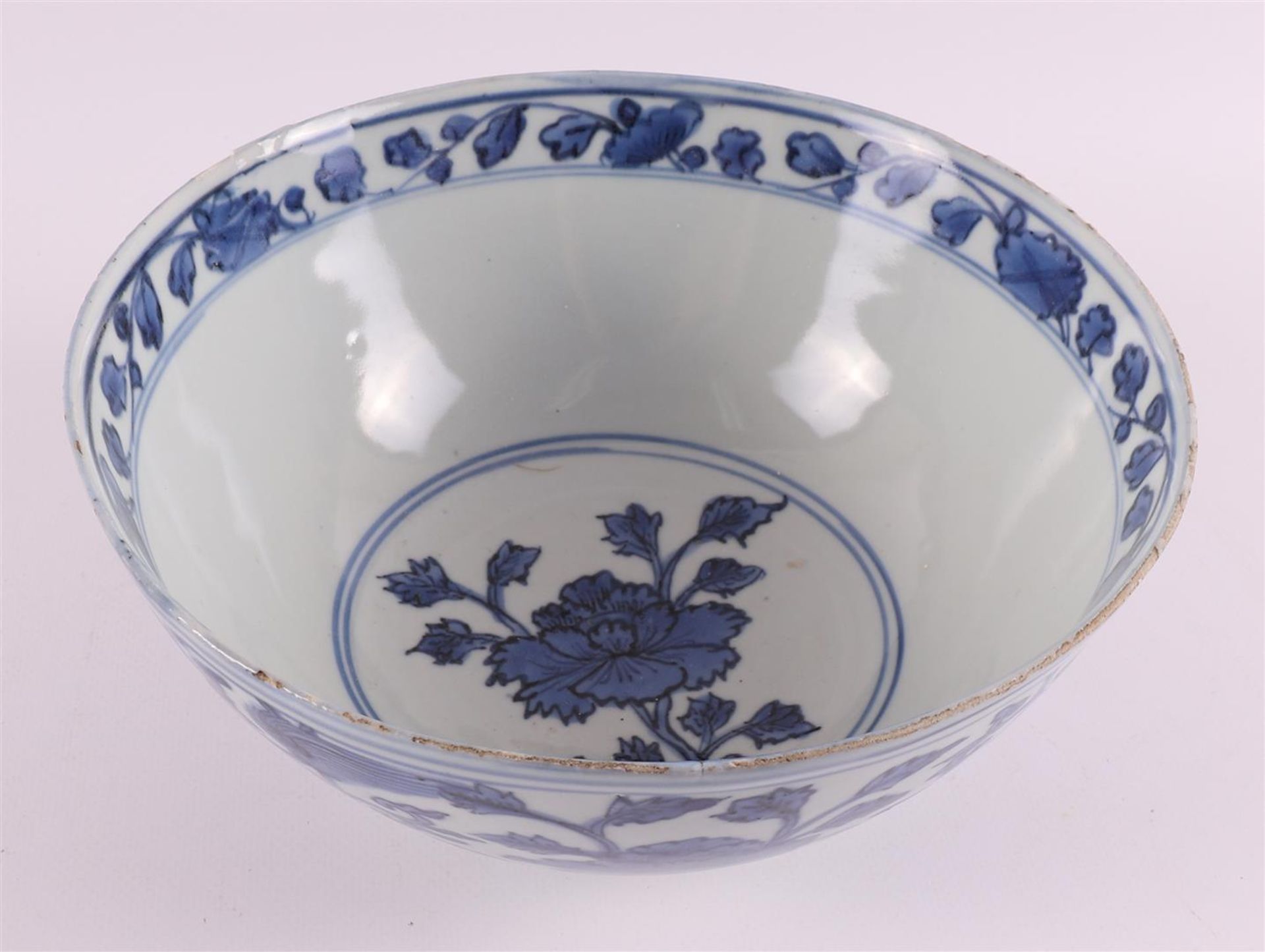 A blue/white porcelain bowl on stand ring, China, late Ming style. - Bild 6 aus 9