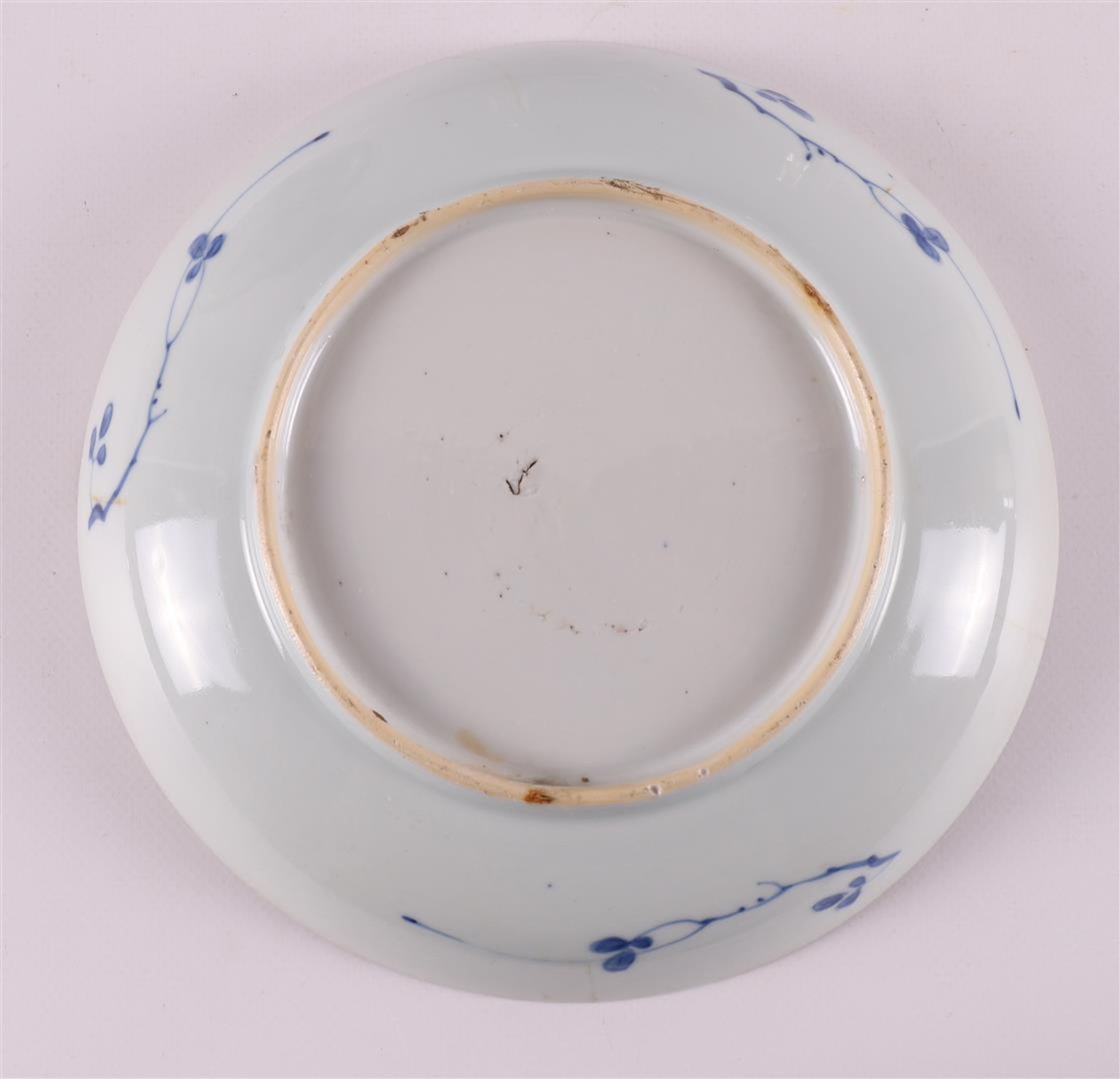 A series of three blue/white porcelain plates, China, Qianlong, 18th century. - Bild 7 aus 11