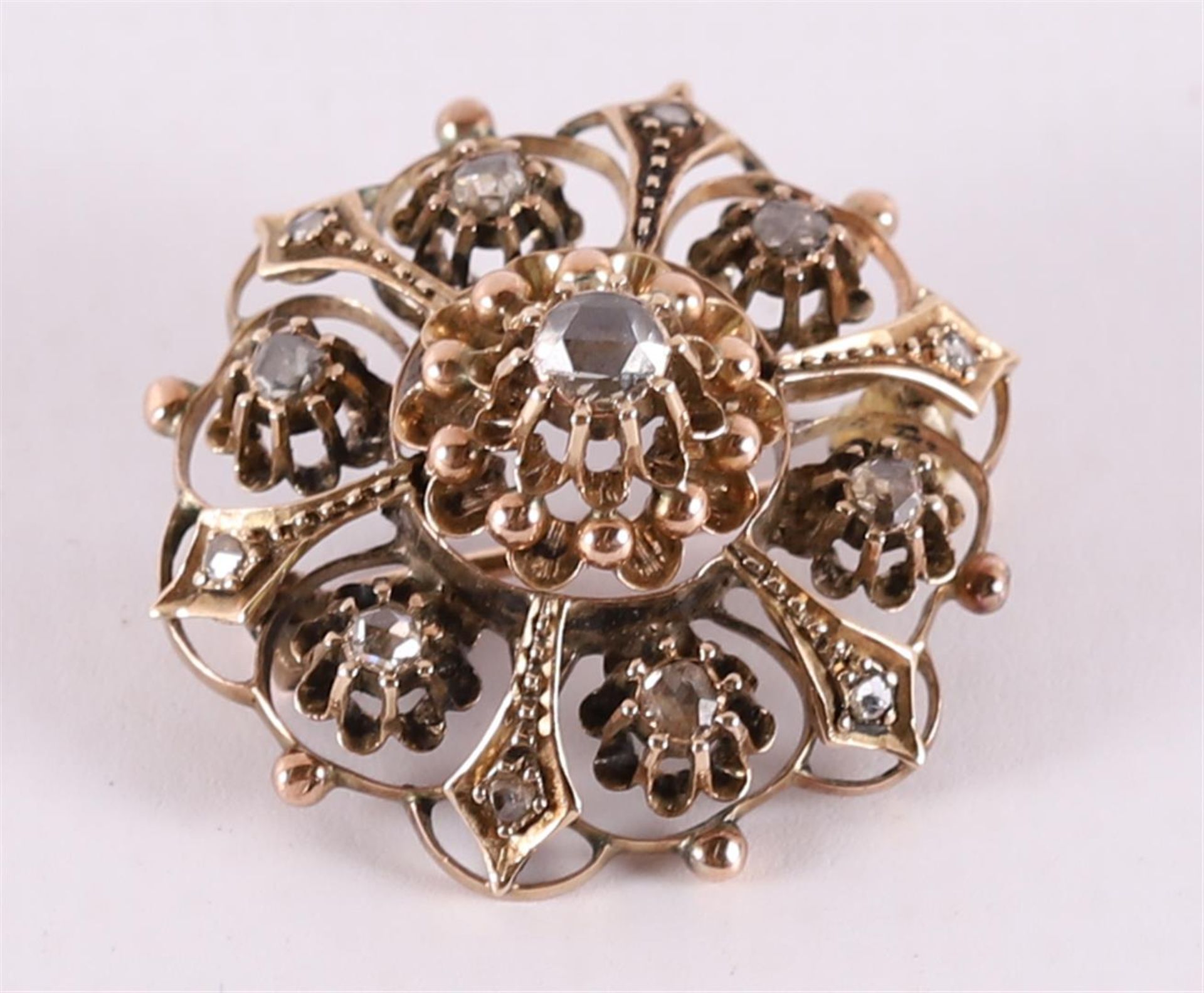 A 14 carat gold brooch with 13 rose cut diamonds, 19th century.