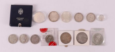 A lot of various Dutch silver money, Juliana and Beatrix, 20th century.