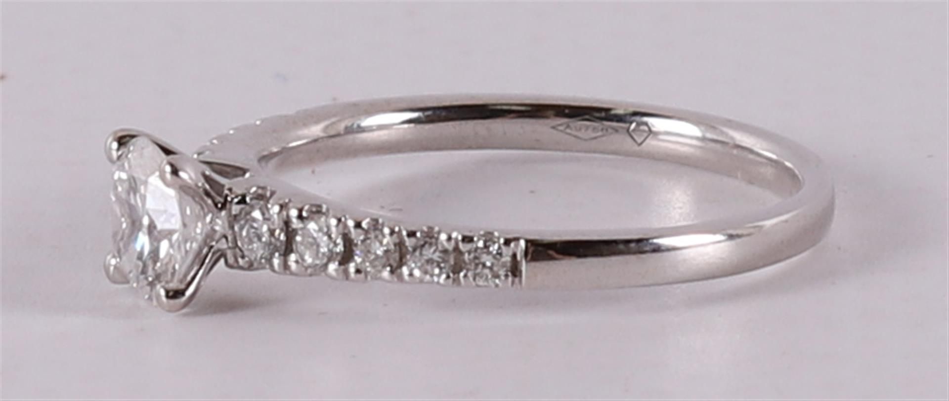 An 18 kt white gold women's ring, set with 0.45 crt brilliant cut diamond - Image 2 of 4