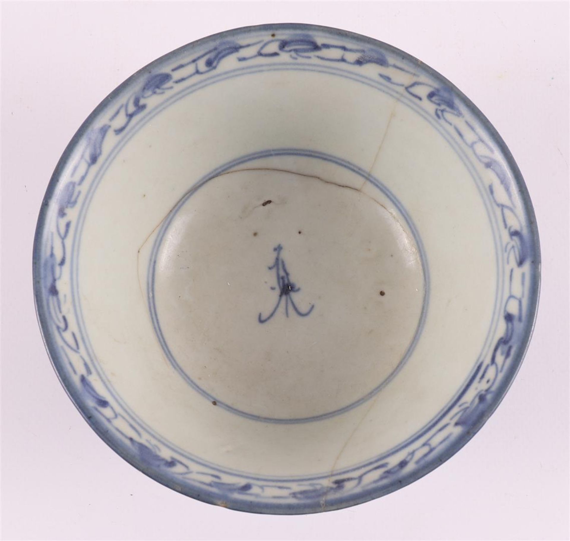A lot of various Chinese porcelain bowls, China, 18th century - Image 24 of 25