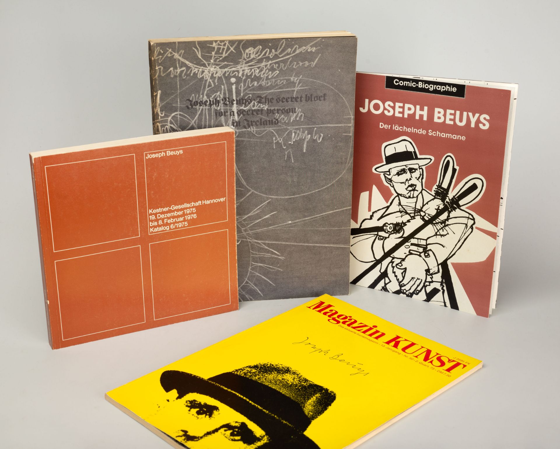 Joseph Beuys. Ausstellungskataloge und sonstige Veröffentlichungen, meist signiert. 26 Bde und Hefte