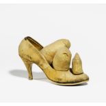 Yayoi Kusama, Ohne Titel (Goldener Schuh). 1966. Schuh, Goldbronze, signiert.