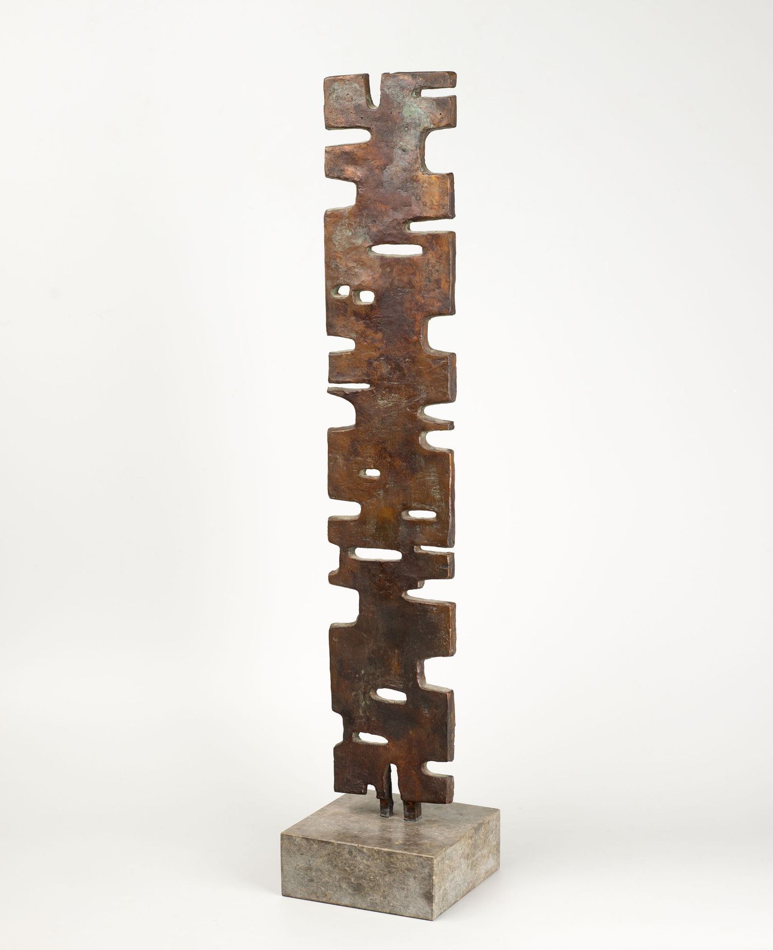 Otto Herbert Hajek. Durchbrochene Fläche. Um 1955/56. Bronze. Verso signiert. Vgl. Koos P 42. - Bild 2 aus 2