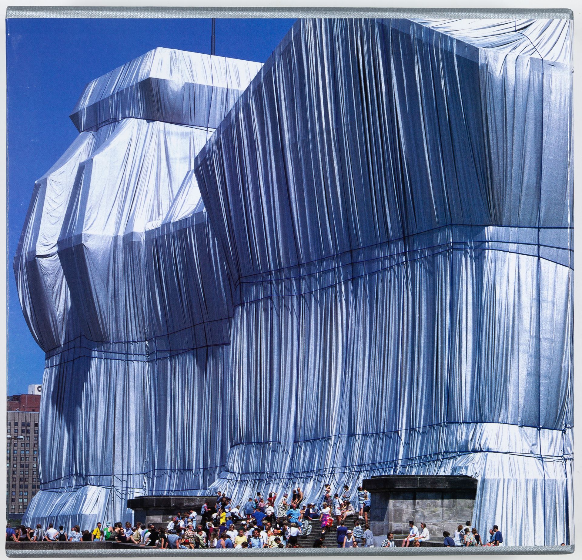 Christo/ Jeanne-Claude, Wrapped Reichstag. Köln 1996. - Ex. 3124/5000. Mit OrKartonnage. - Bild 2 aus 2