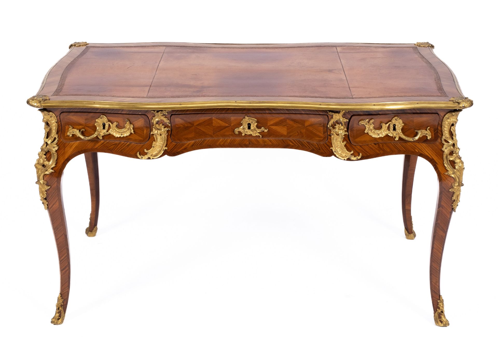 A Louis XV ormolu-mounted tulipwood and bois satiné parquetry bureau plat - Bild 3 aus 8