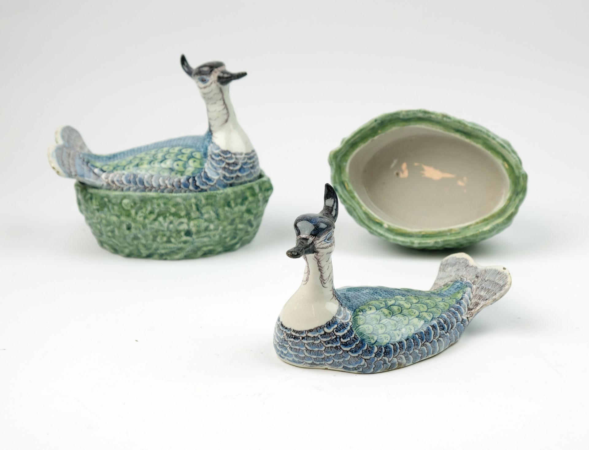 A pair of Delft polychrome pottery lapwing covered dishes - Image 6 of 7