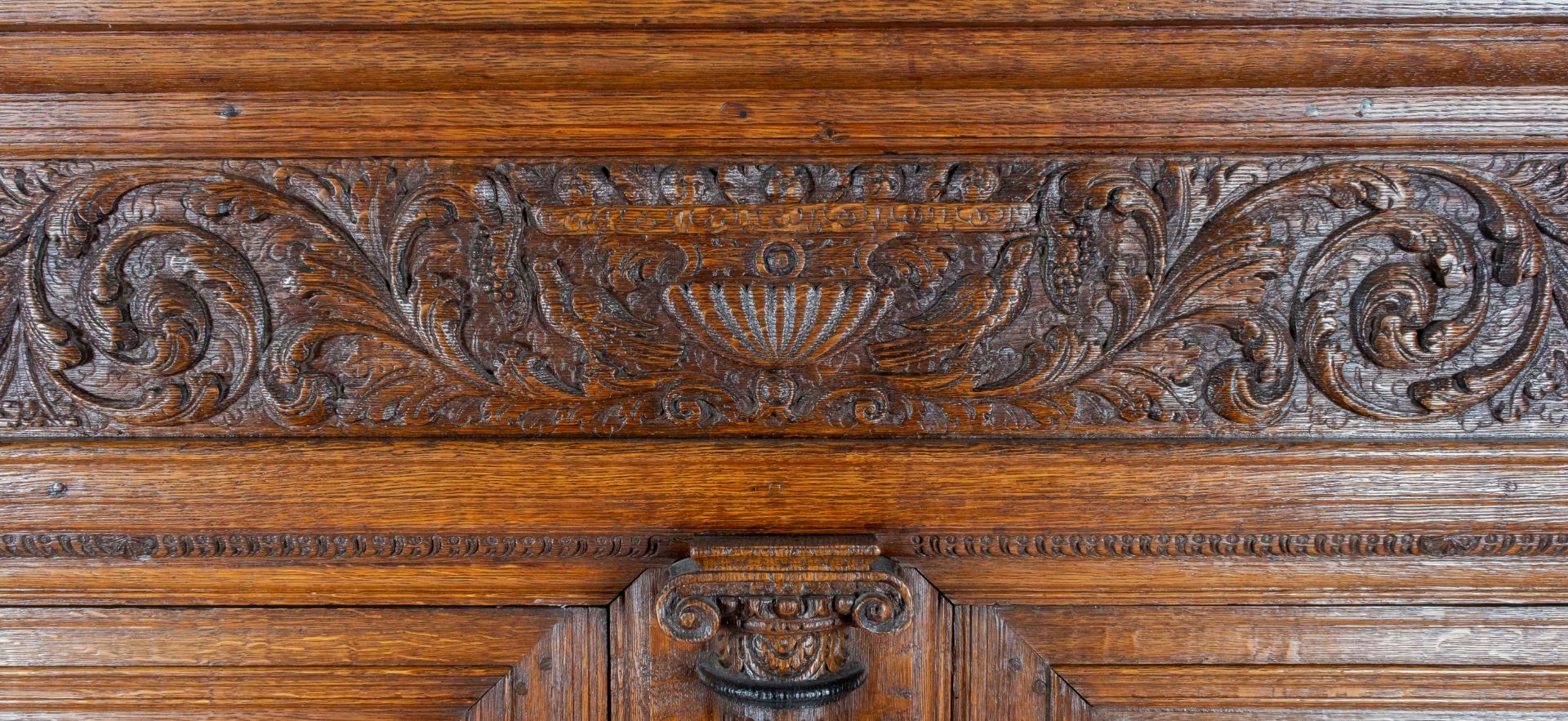 A Dutch carved oak four-door cupboard 'kolommenkast' - Bild 5 aus 7