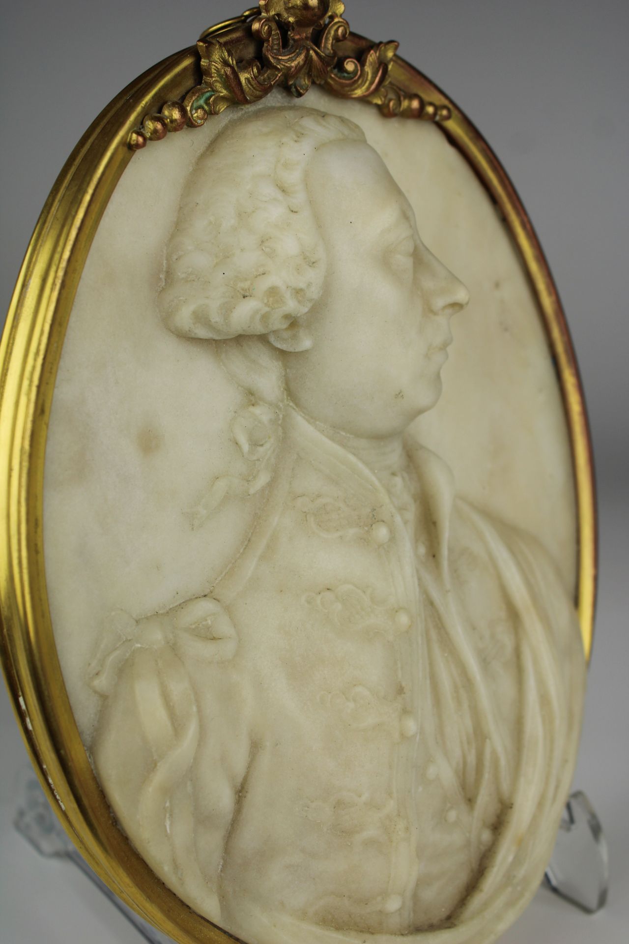 An oval carved marble portrait relief of a nobleman - Bild 7 aus 11