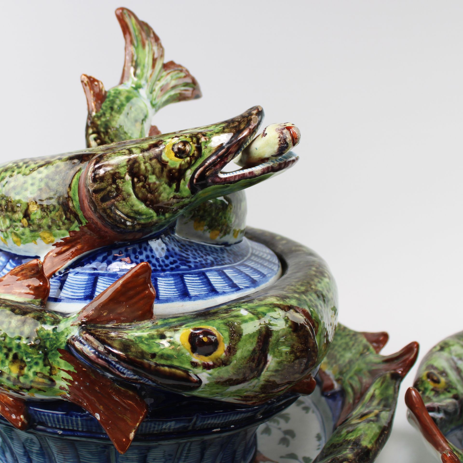 A pair of Delft pottery polychrome fish tureens 'snoeck terrines' - Image 3 of 11