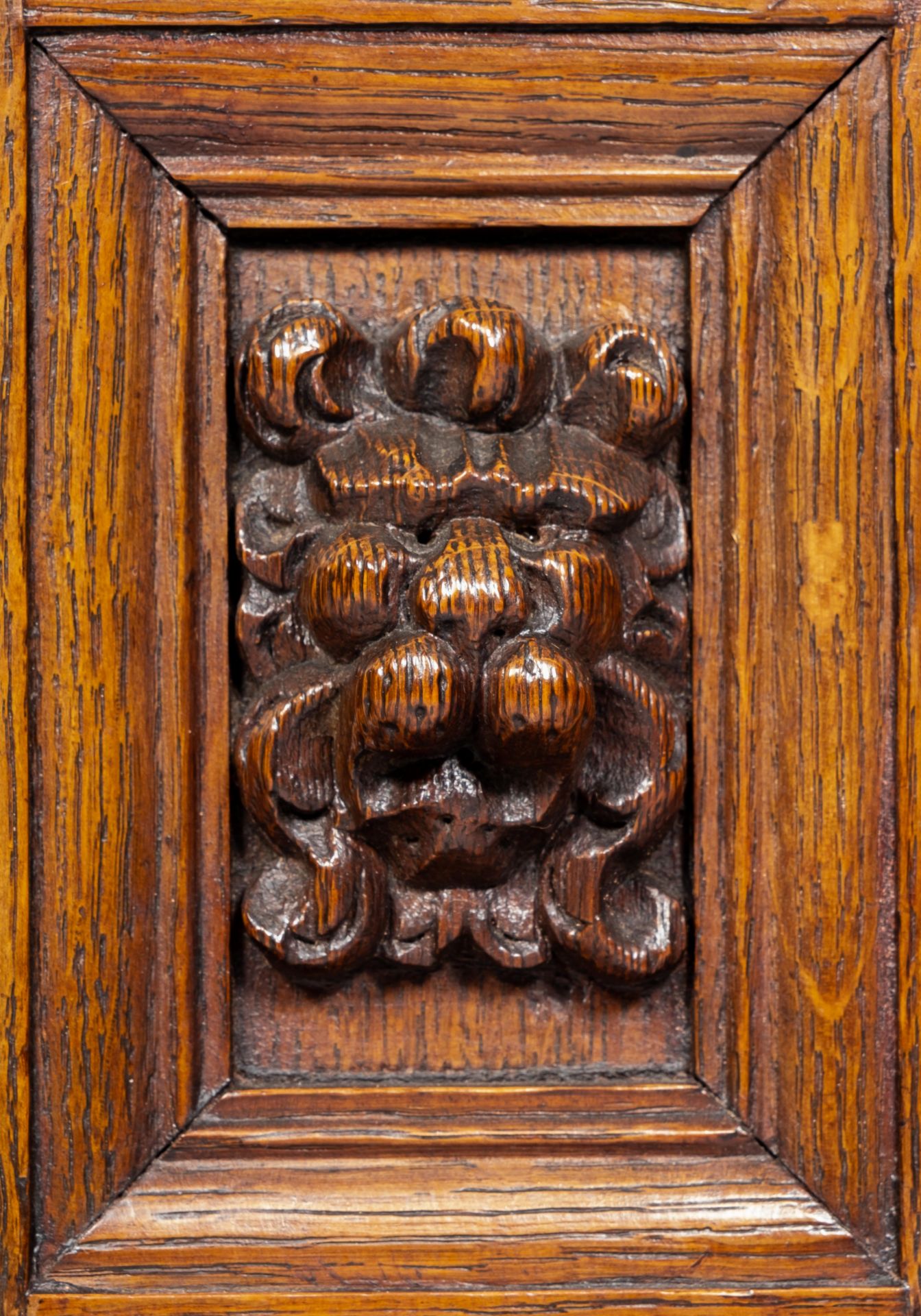 A Frisian carved oak and ebony cupboard 'keeftkast' - Image 7 of 7