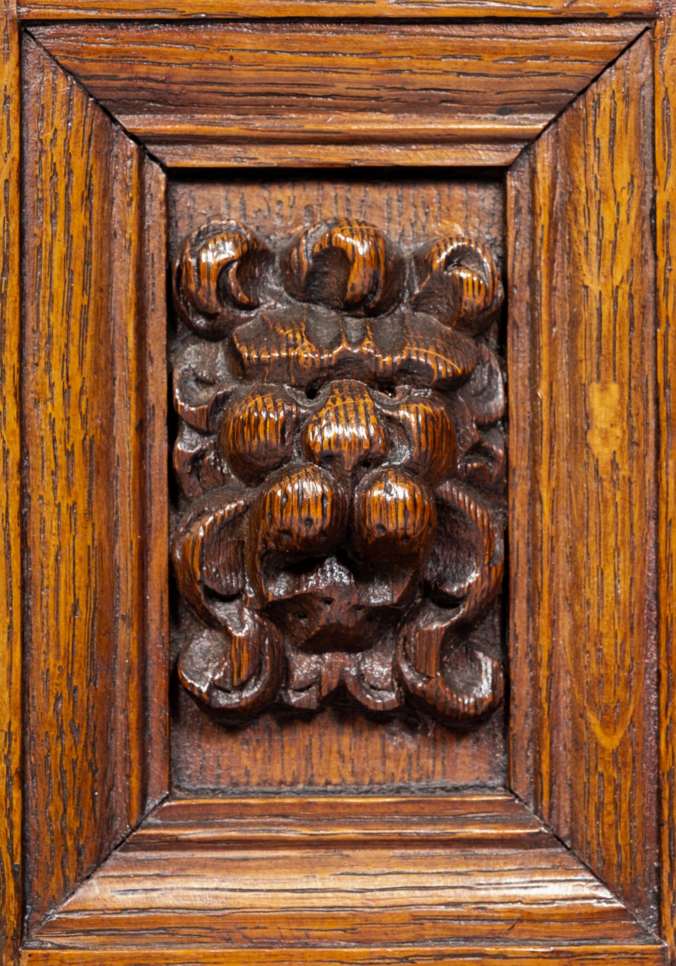 A Frisian carved oak and ebony cupboard 'keeftkast' - Bild 7 aus 7