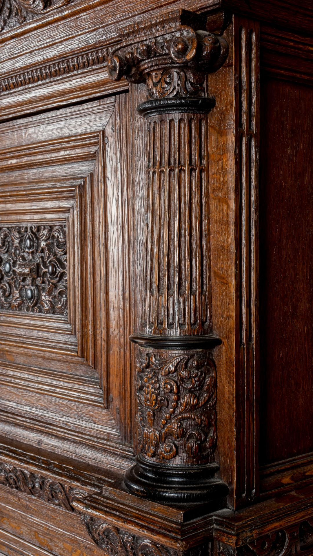 A Dutch carved oak four-door cupboard 'kolommenkast' - Bild 4 aus 7
