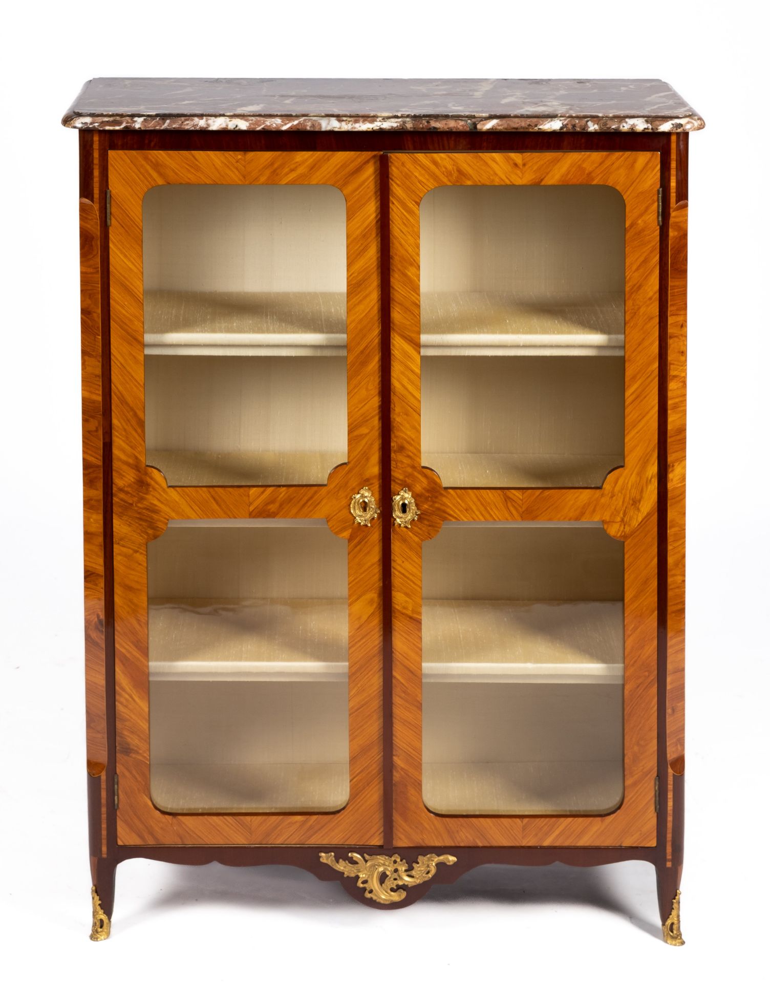 A Transition ormolu-mounted rosewood and tulipwood bookcase - Bild 2 aus 6