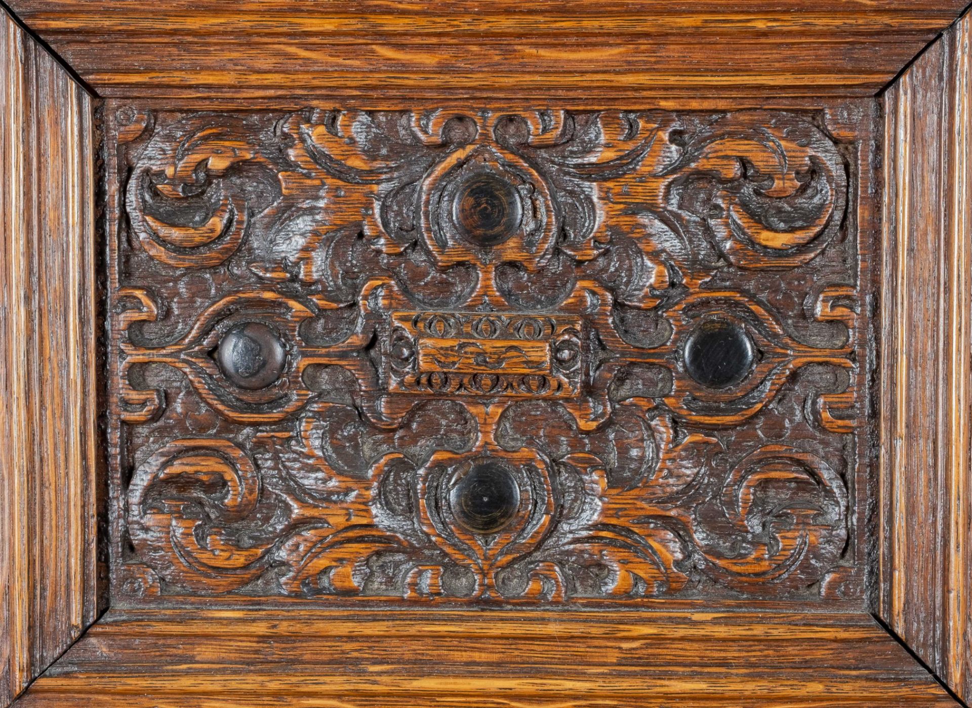 A Dutch carved oak four-door cupboard 'kolommenkast' - Bild 6 aus 7