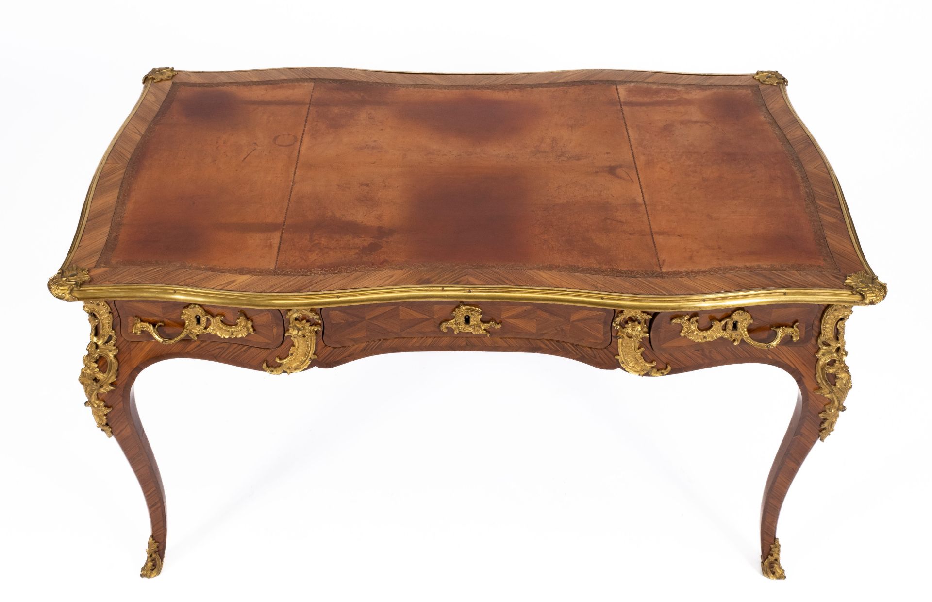 A Louis XV ormolu-mounted tulipwood and bois satiné parquetry bureau plat - Bild 4 aus 8