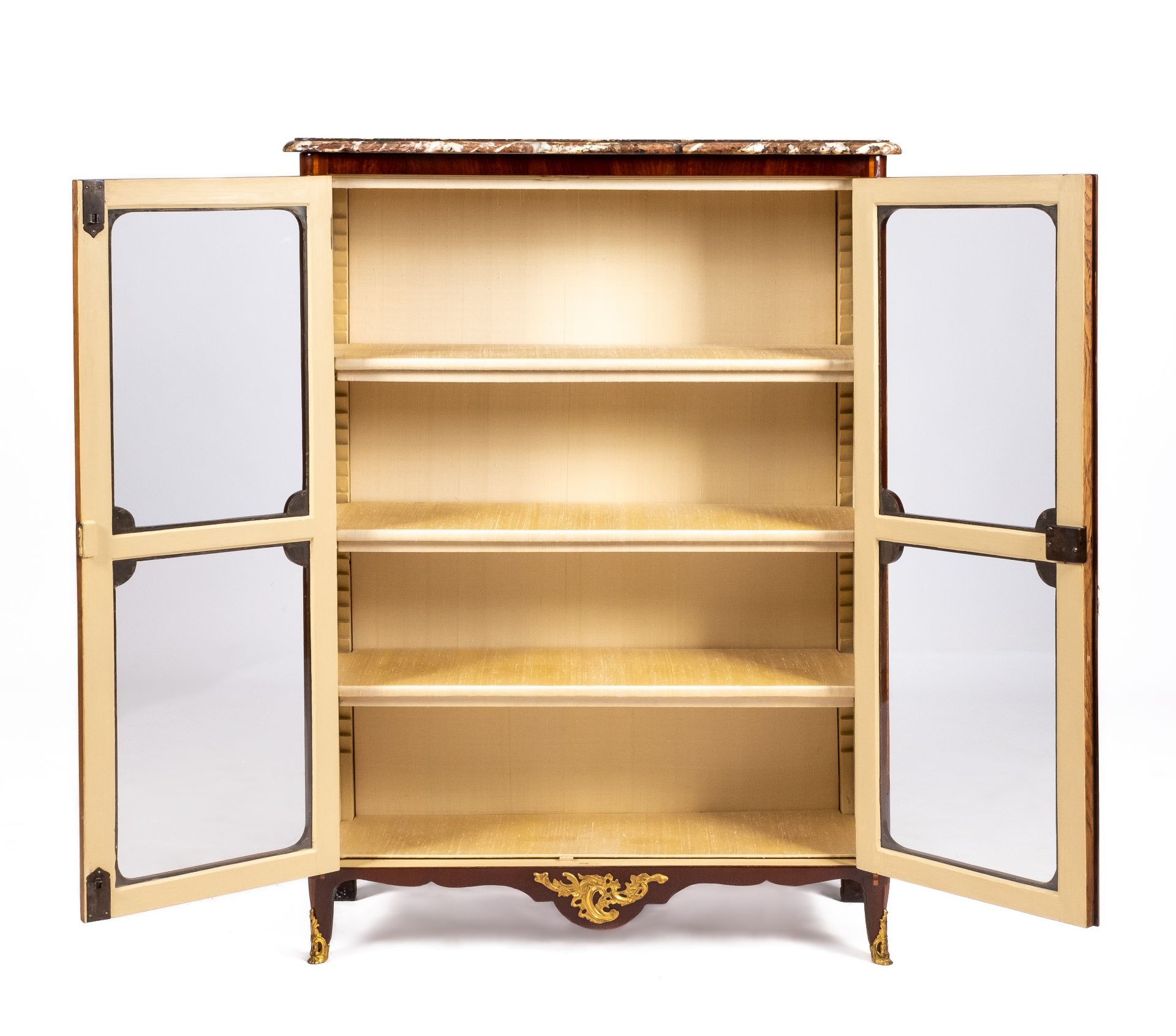 A Transition ormolu-mounted rosewood and tulipwood bookcase - Bild 3 aus 6