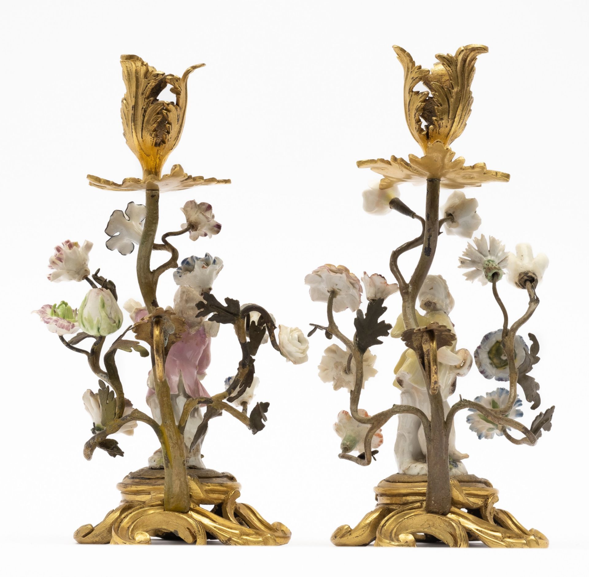 A pair of Louis XV ormolu and porcelain figural candlesticks - Bild 4 aus 4