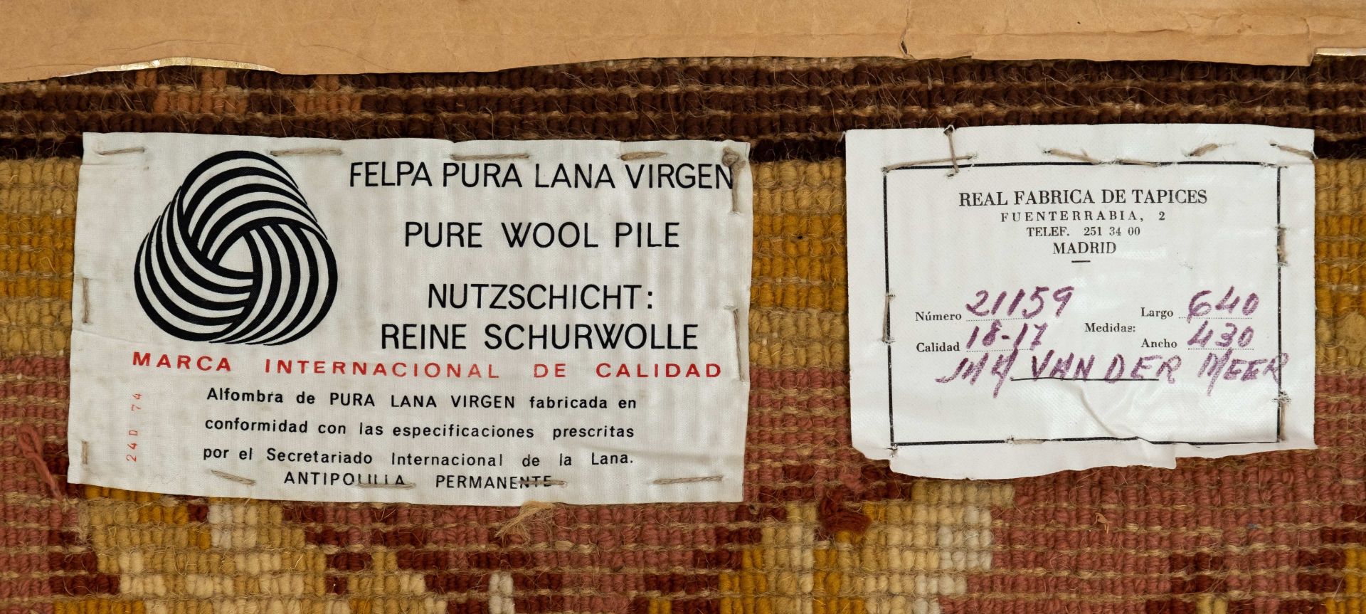 A large Spanish wool rug, from the Royal Tapestry Factory (Real Fábrica de Tapices) - Image 4 of 4