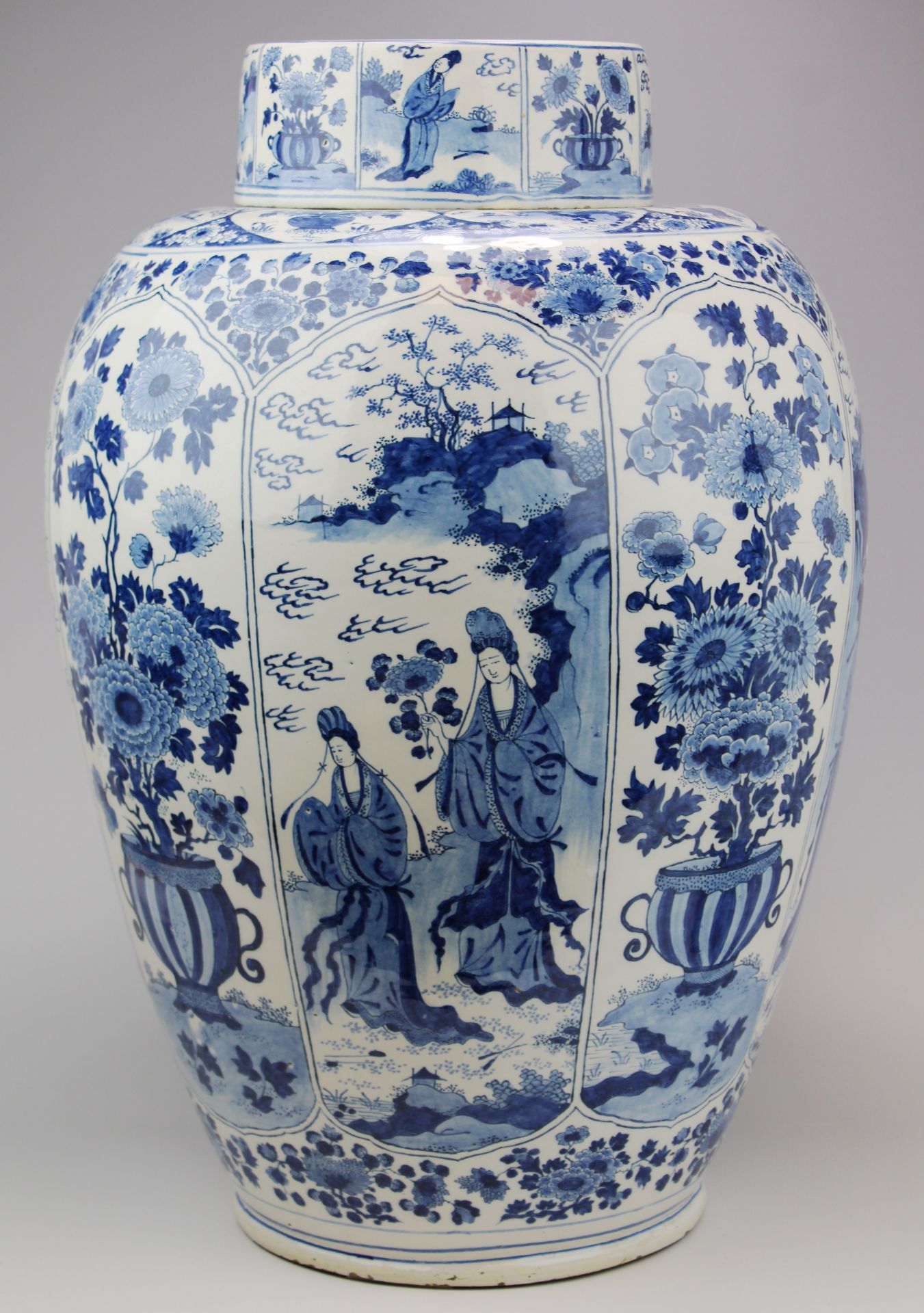 A large Dutch Delft blue and white covered vase on wooden stand - Image 2 of 2