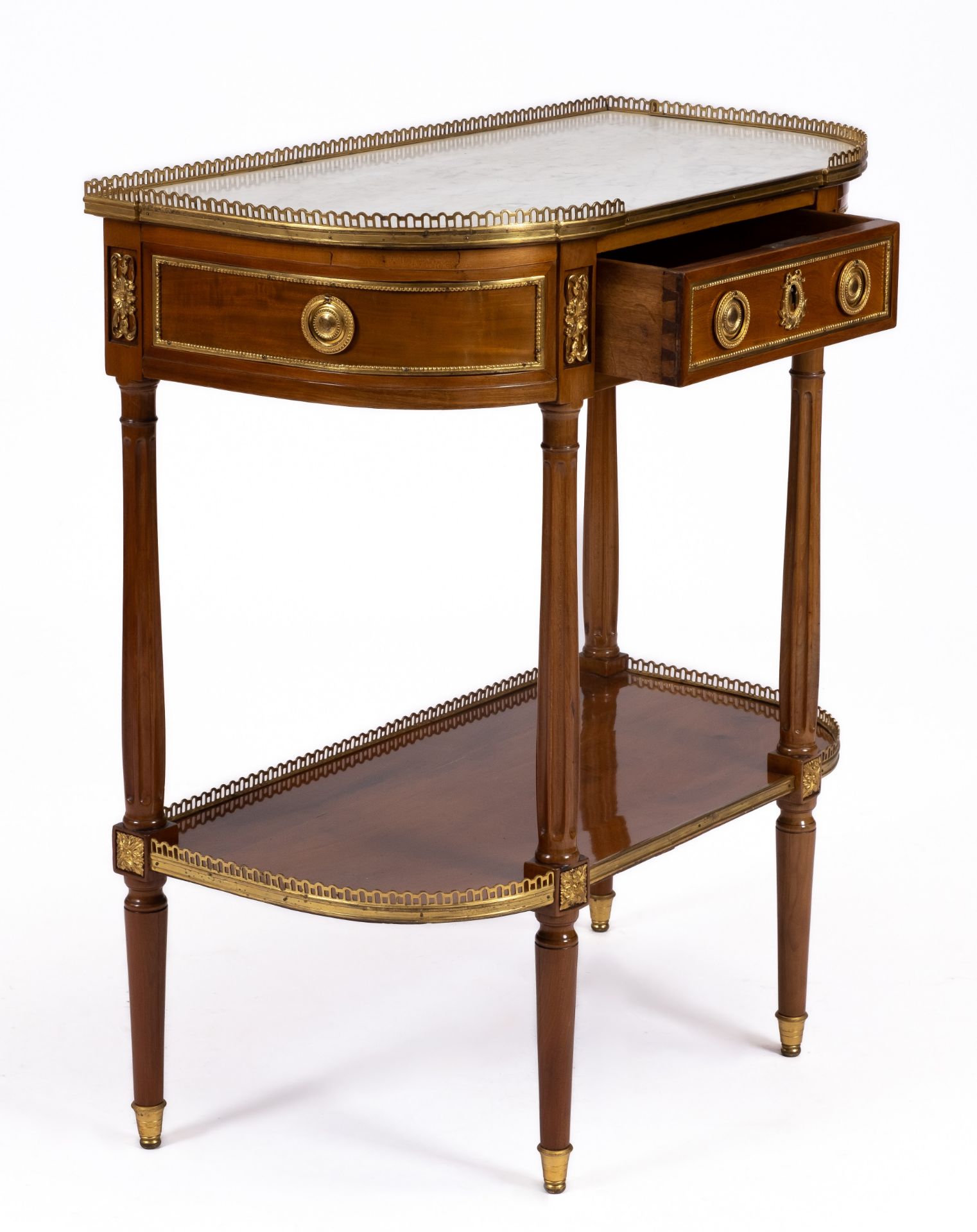 A pair of Louis XVI ormolu-mounted mahogany console dessertes - Bild 3 aus 7