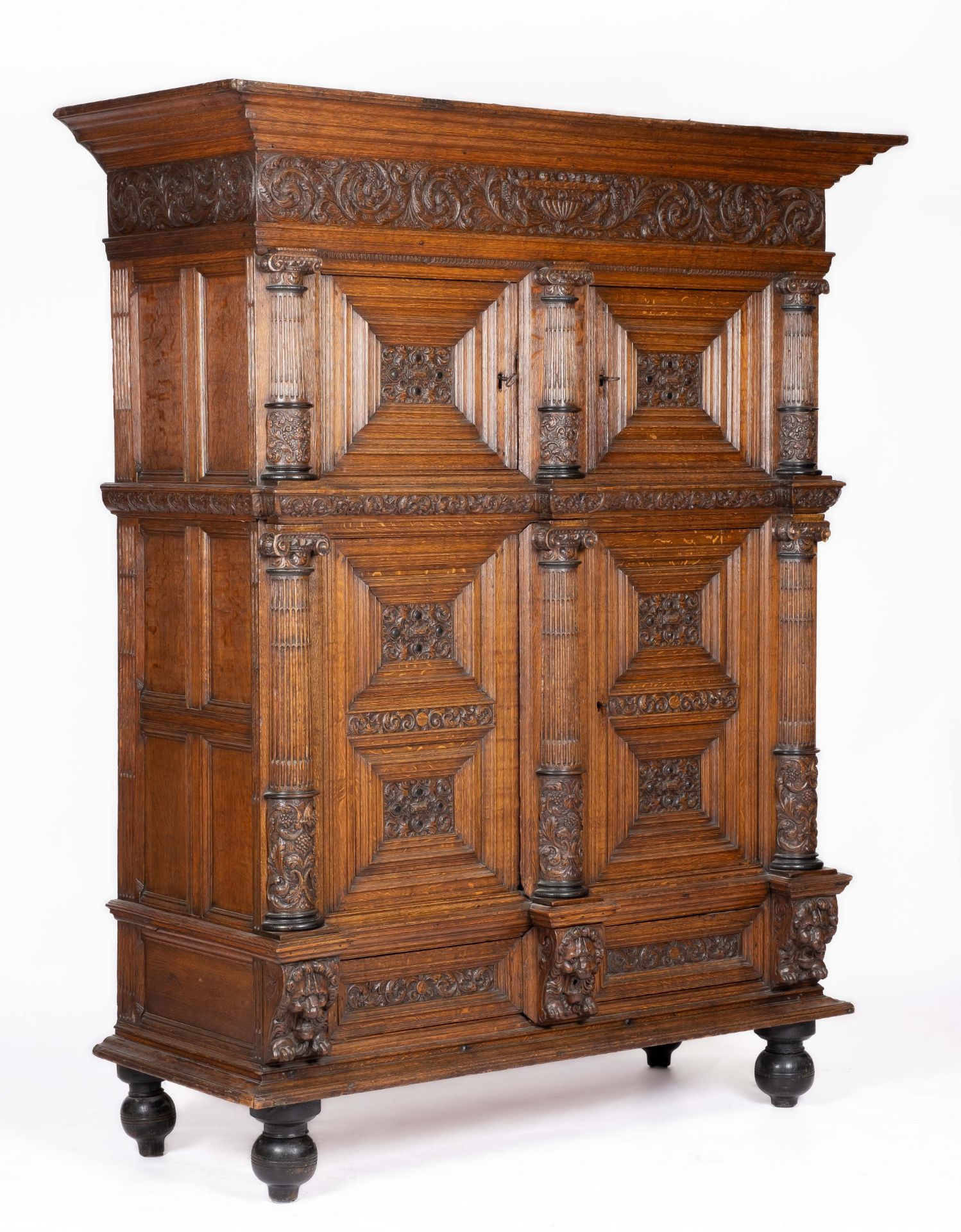 A Dutch carved oak four-door cupboard 'kolommenkast' - Bild 2 aus 7