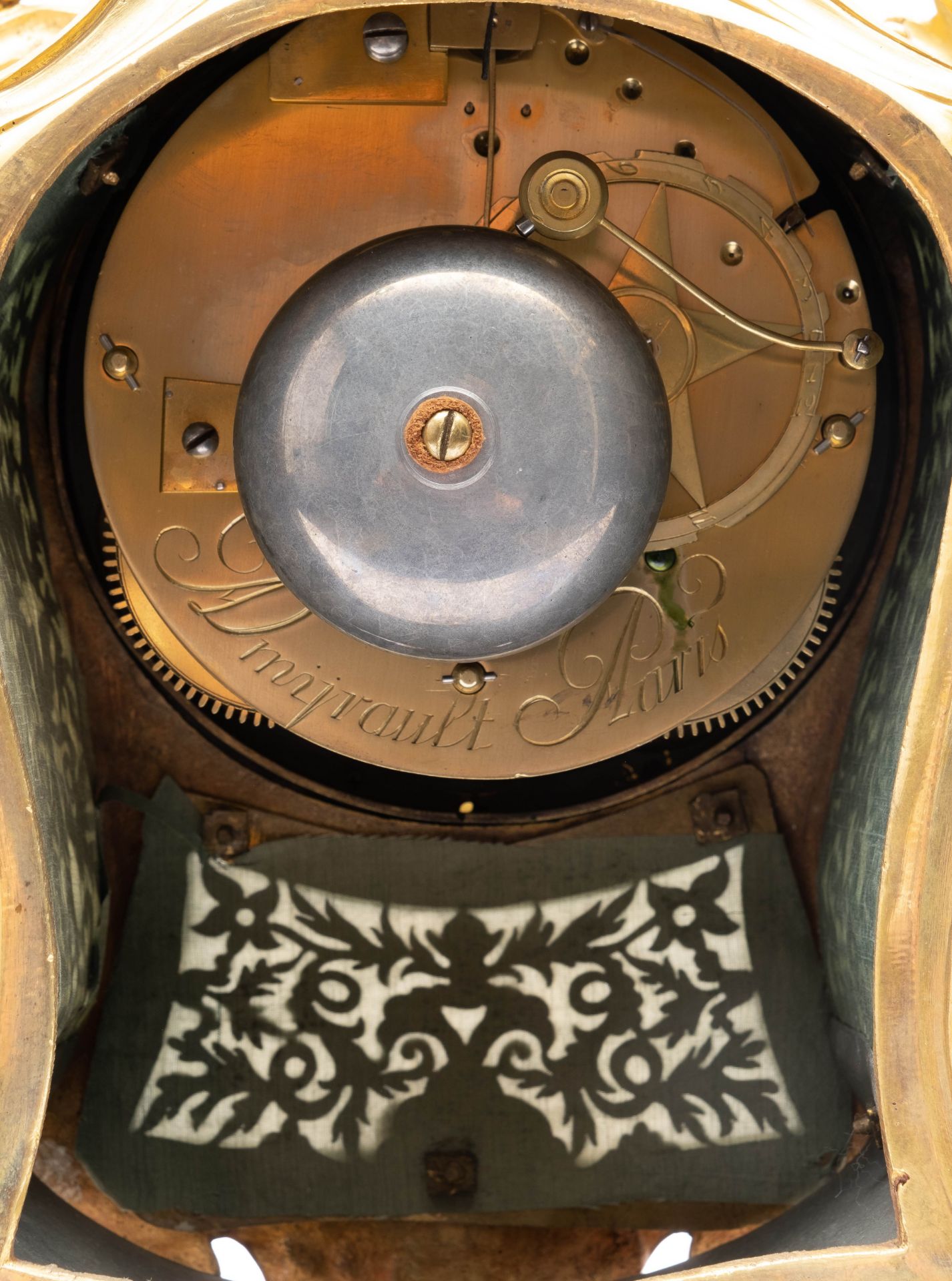 A Louis XV ormolu mantel clock - Bild 4 aus 4